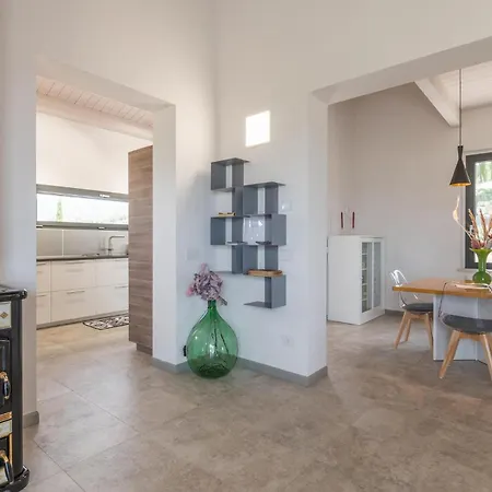 Сasa de vacaciones Lovely In With Kitchen